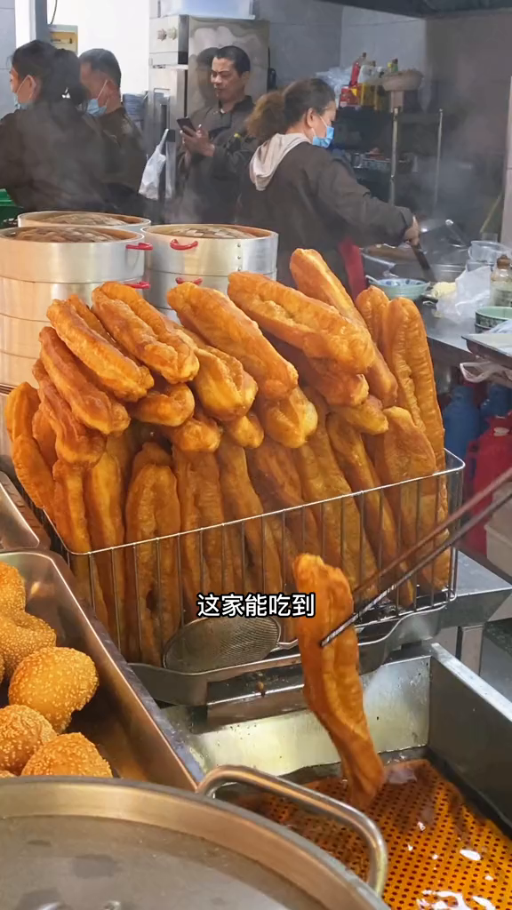 本地人吃了20多年的早餐店到底什么好吃咸豆浆油条饭团今天的我也乖乖把饭吃完了