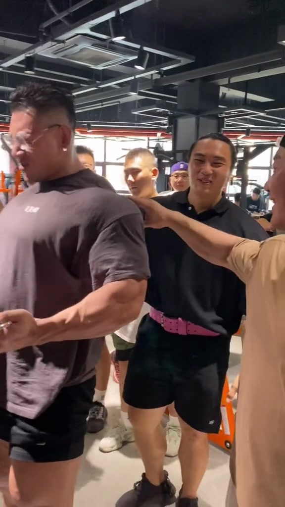 鹿神练胳膊,肌肉瞬间爆炸,现实版的超级赛亚人!
