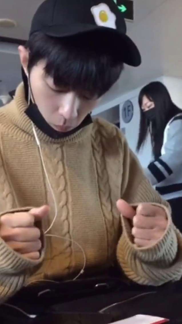 肖战为了能再吃一片薯片,跟对方撒娇说薯片好好吃,哥哥吃到后超满足!