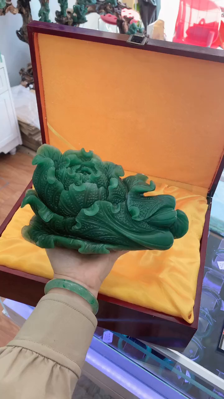 独龙玉保山玉白菜摆件