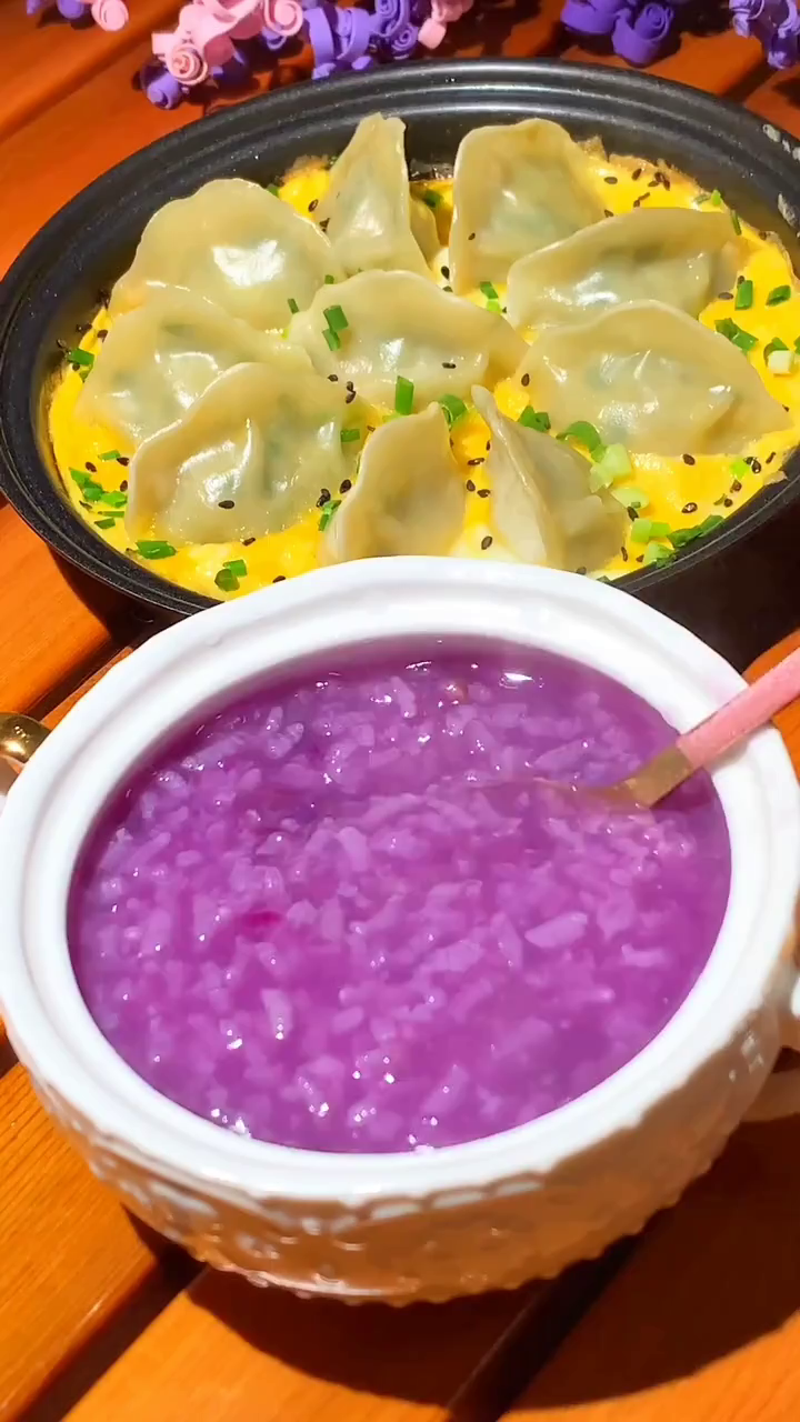天气冷了,给孩子准备热气腾腾的紫薯糯米粥搭配鸡蛋抱饺