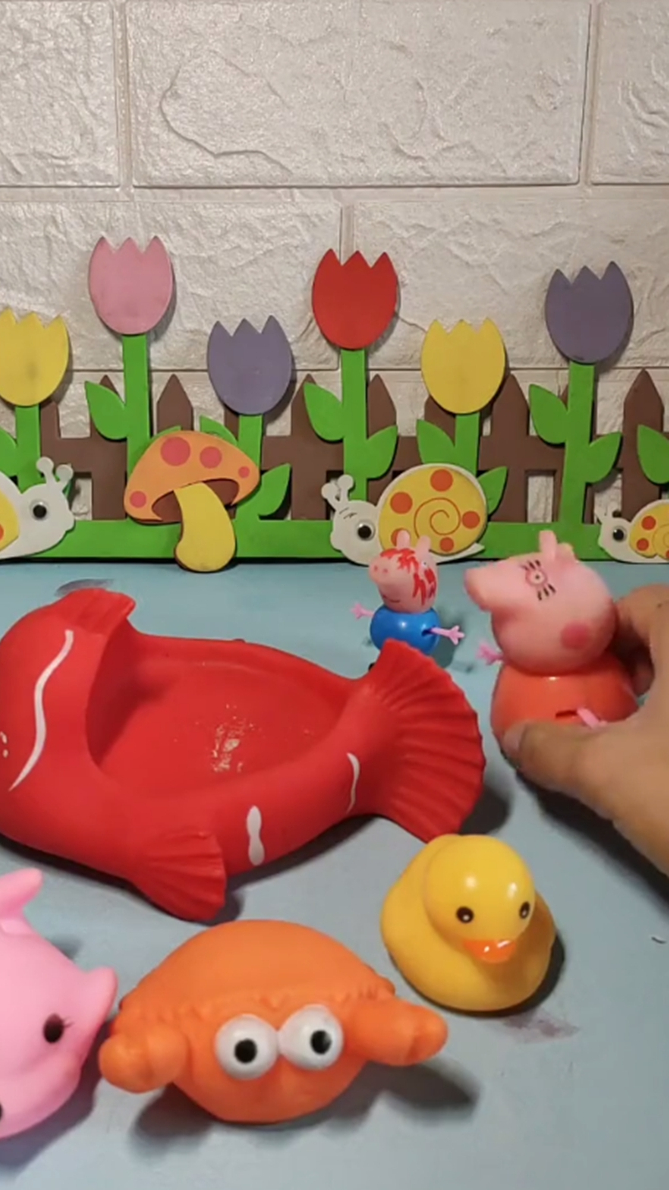 小猪佩奇:乔治把鱼的宝宝弄丢了,找不到了,看来吃不上大鸡腿了