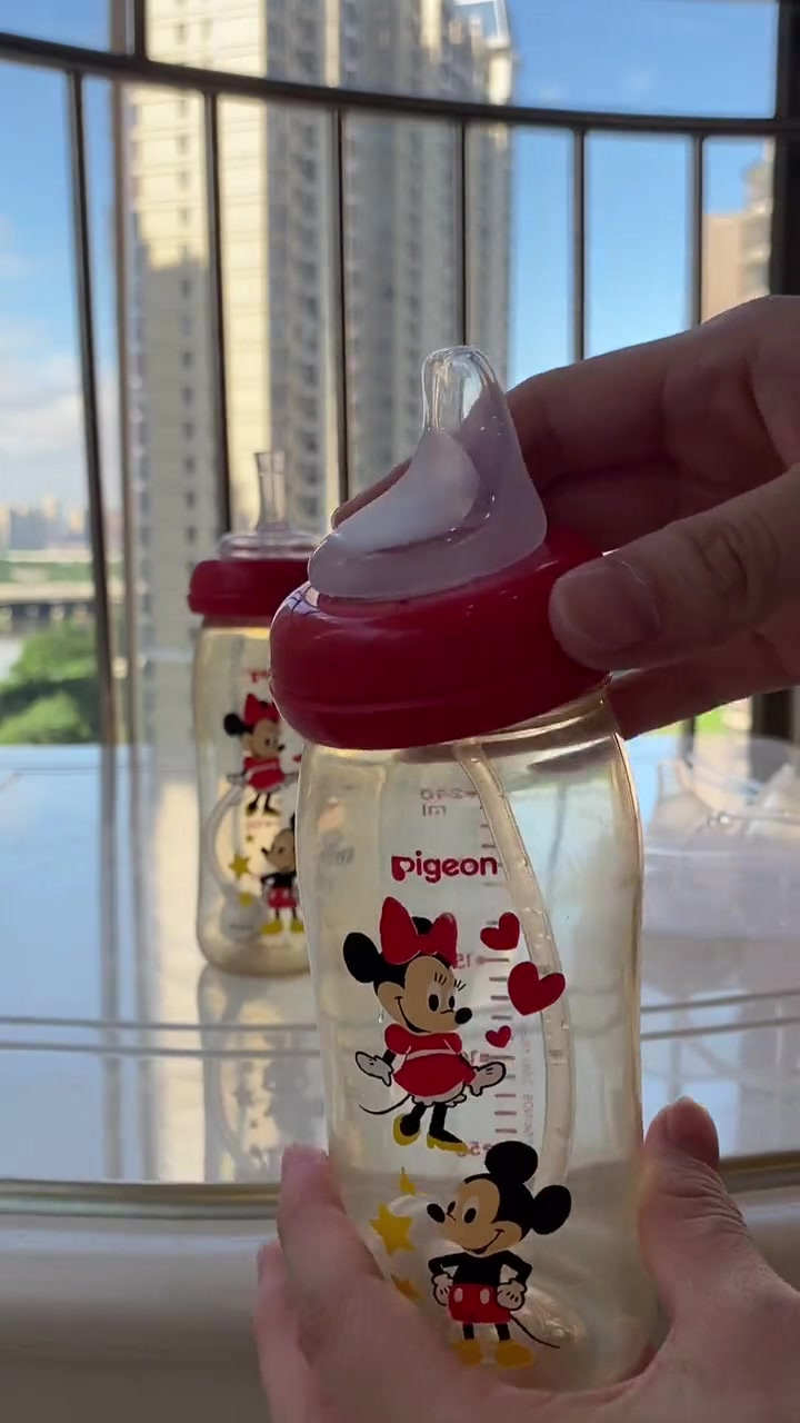 长期使用奶瓶容易导致地包天,6个月之后可以用鸭嘴和吸管杯了,让宝宝口腔得到发育