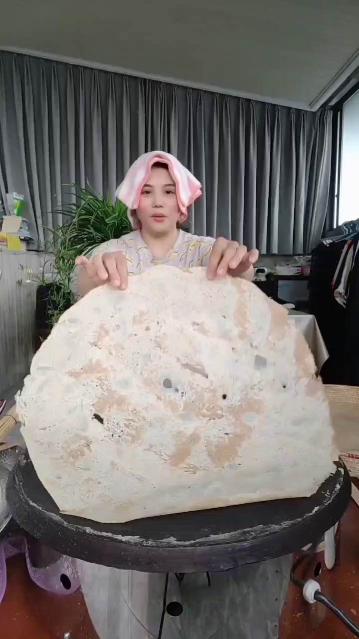 您看铁鏊子,烙手工大煎饼又黄又香太好吃了