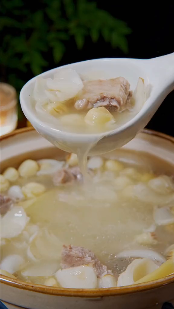 一锅自带鲜气的莲子百合排骨汤太适合秋天喝了,清香鲜甜