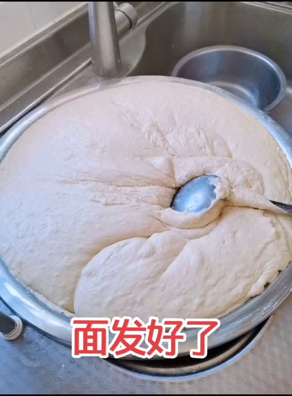 面发好了,那个视频直播烙煎饼家乡特产纯手工煎饼