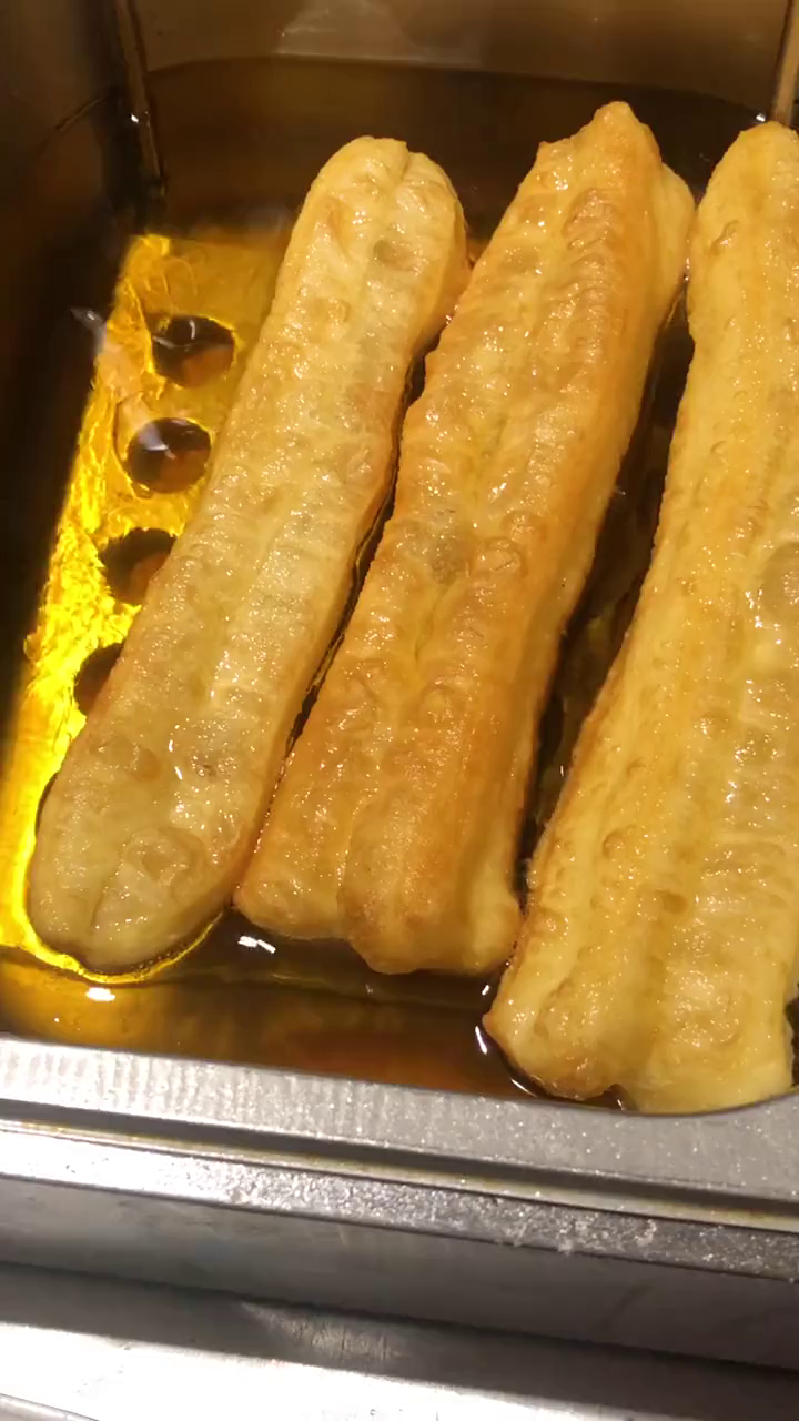 想学炸油条的,今天我教你,学会它、开家早餐店赚没问题!
