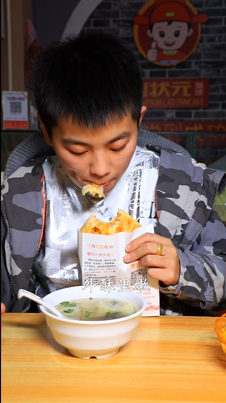 一天能做三四千张烧饼,酥香软嫩,饼届的C位担当