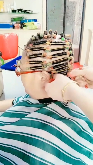 这是啥造型啊?好像秃瓢上面洒了一堆方便面,原谅我不懂审美