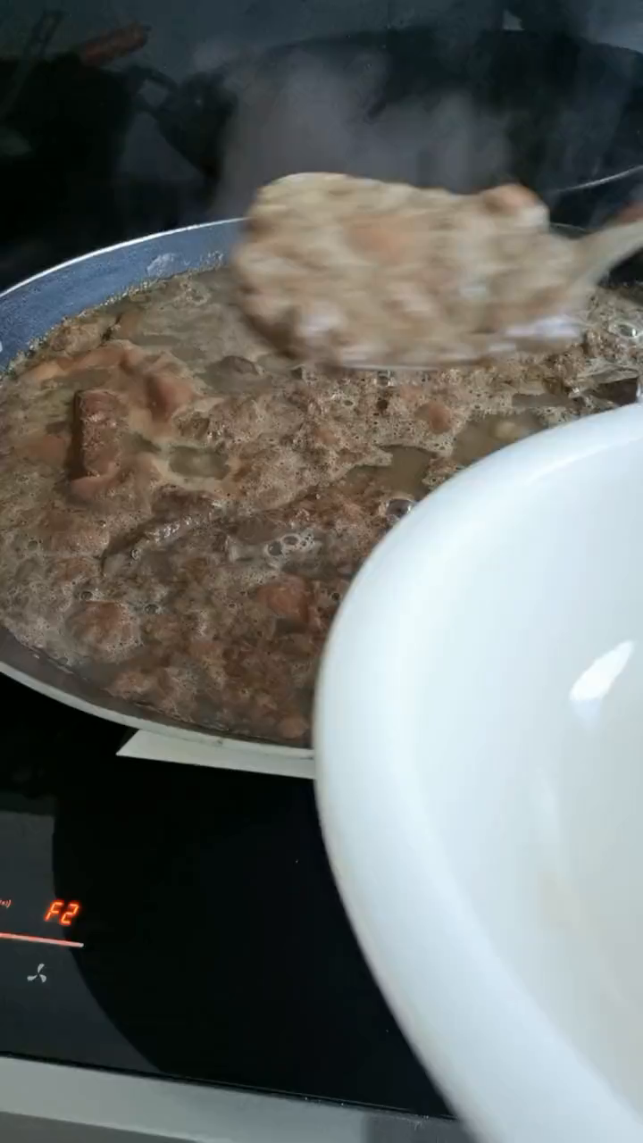 今给大家做的高笋炒肉片酸菜土豆丝豆腐猪血汤公司食堂