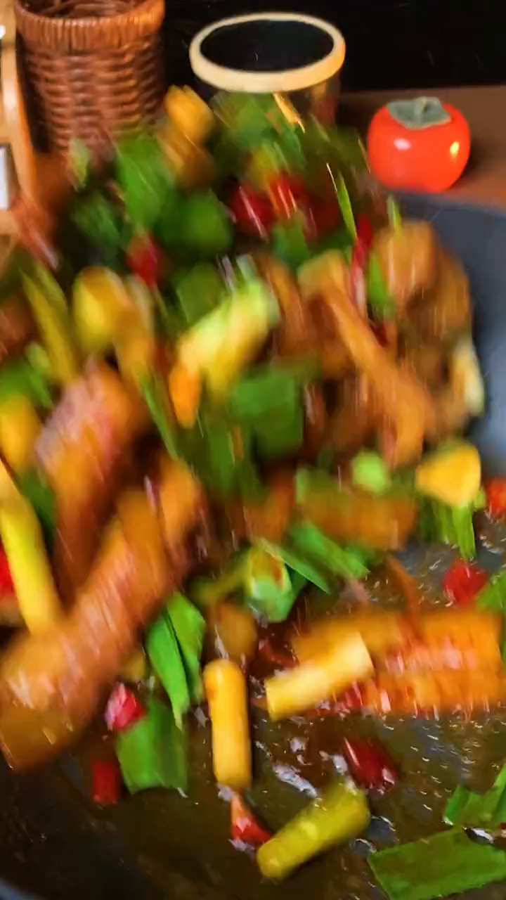 以后想吃回锅肉,再也不用走路去四川了,今天10秒教会你做蒜苗回锅肉