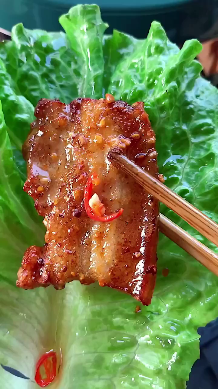 今天做了烤花肉,小屁孩在旁边说:好了没一起看看吧