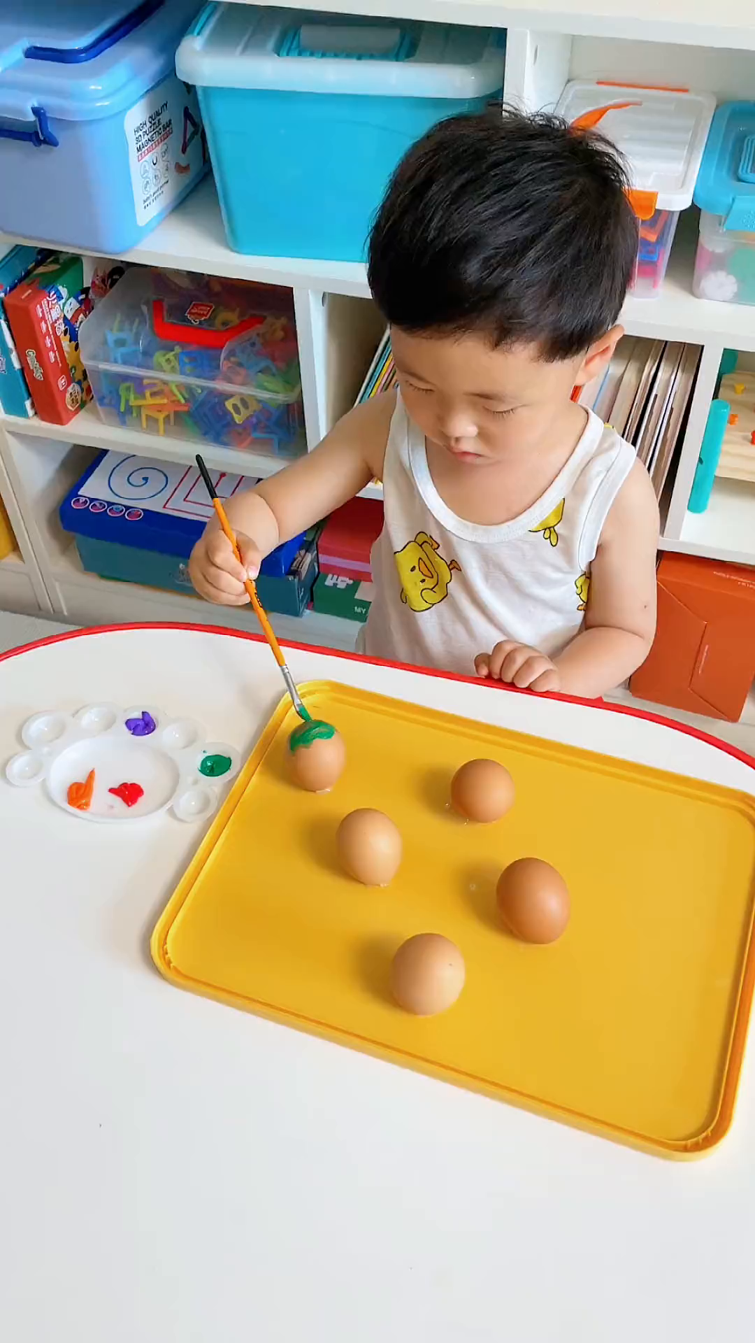 鸡蛋壳变废为宝,带孩子玩艺术启蒙游戏