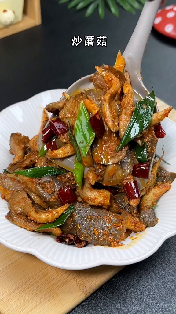 这样做的炒蘑菇,比大鱼大肉还要好吃,刚上桌就被抢光了