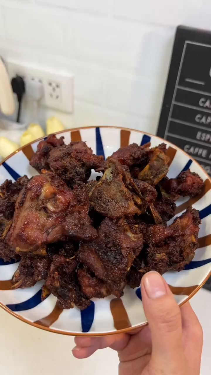 沈阳的特色美食qq鸡架,带点小甜口的味道