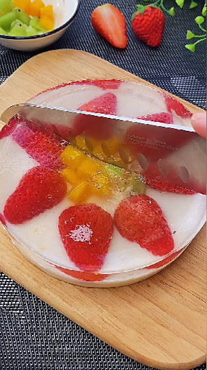 隔壁小孩过生日,我给他做了水果蛋糕,把他感动哭了