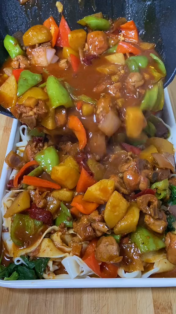家庭版大盘鸡拌面简单又好吃这样做的大盘鸡肉不腥不柴鲜嫩多汁