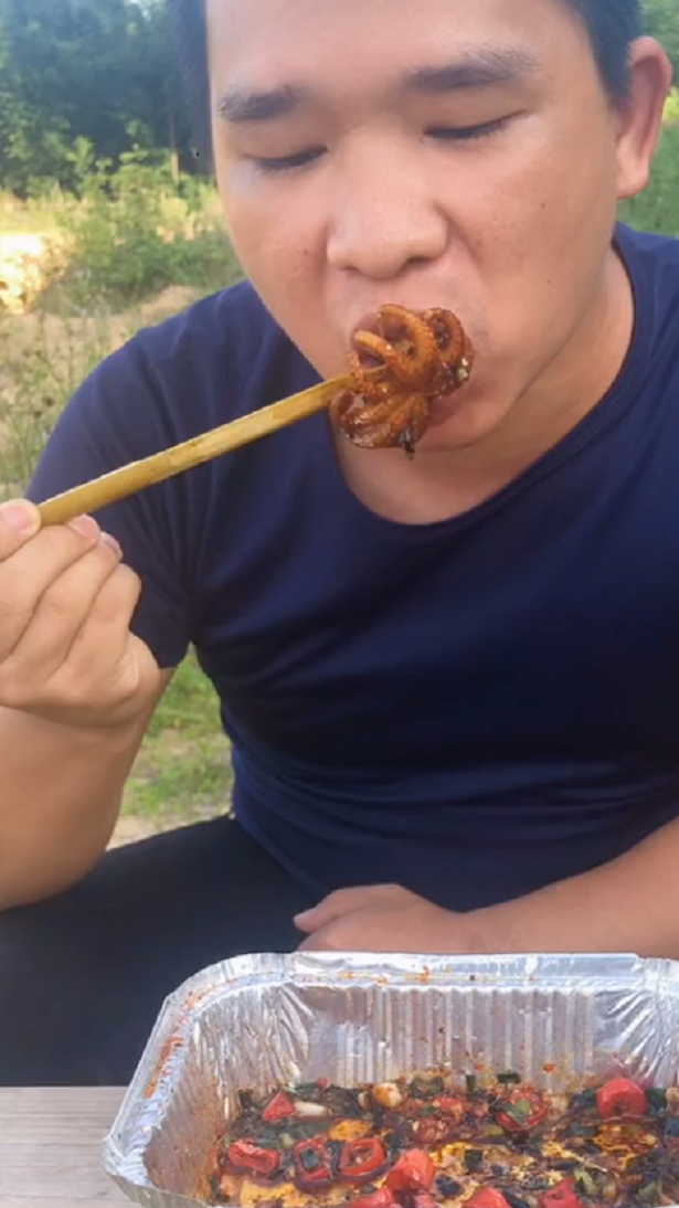 来个野外锡纸八爪鱼.感觉配料比主菜香!