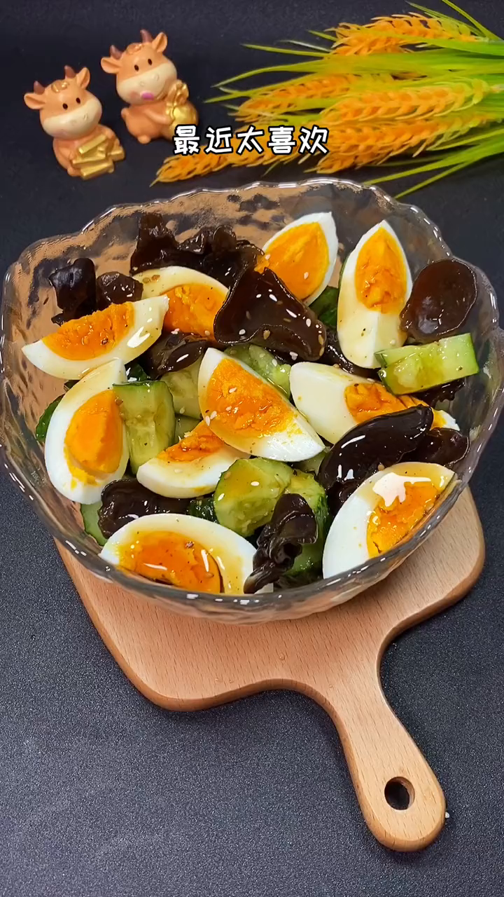 晚餐,白水煮蛋加生黄瓜