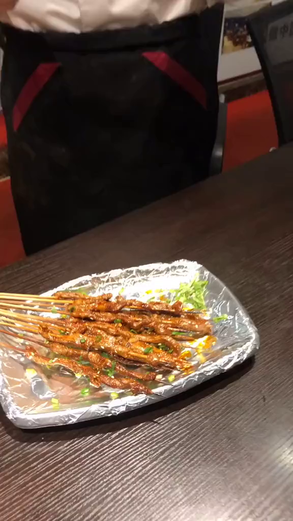 烧烤腌制配方:十三香3克、姜8克、白糖2克、松肉粉6克、淀粉10克、香料粉3克、红油15克