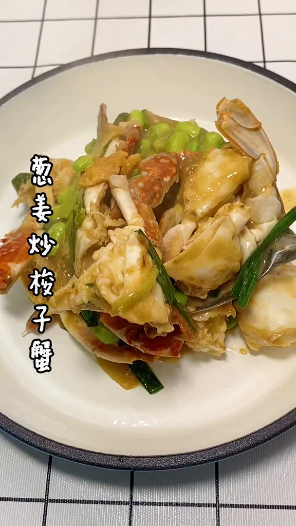 看到梭子蟹上市了,买来炒个毛豆