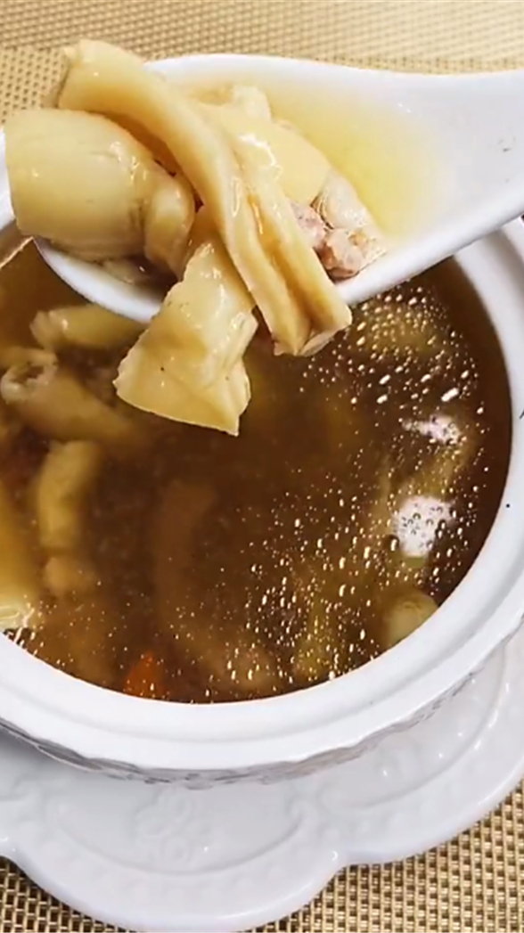 熬夜容易上火,免疫力下降,可以喝这个石斛花旗参。花胶汤,滋阴又养颜