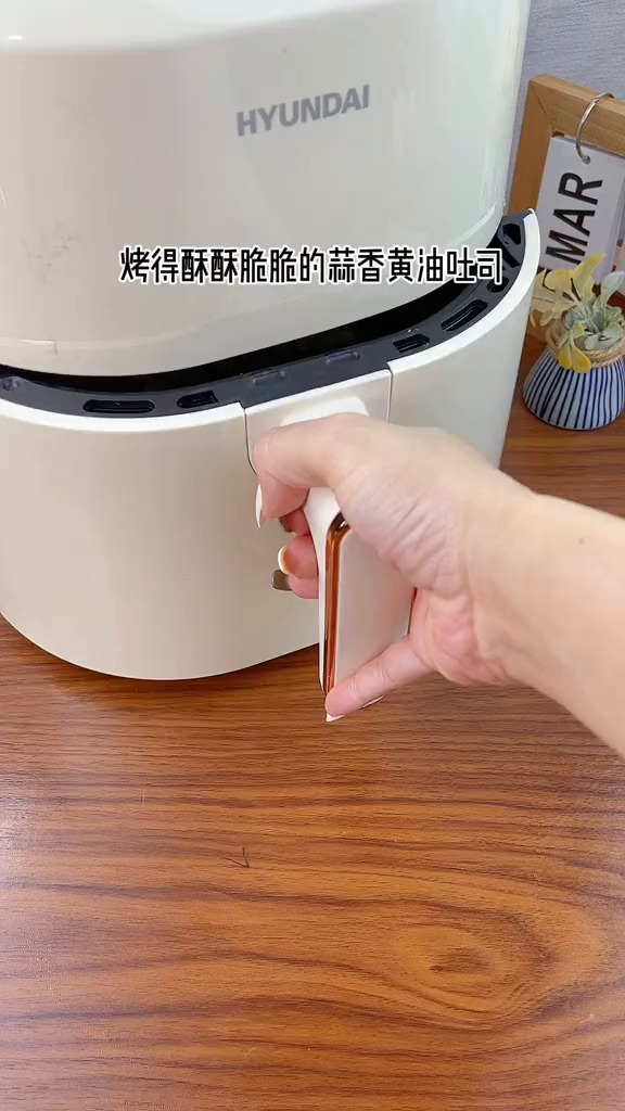 减脂期全麦吐司抹上蒜香黄油酱
