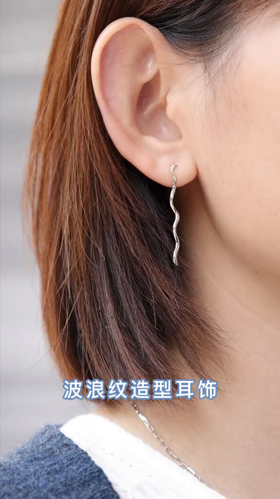 菜百首饰波浪纹硬铂金耳饰,个性超酷修饰脸型