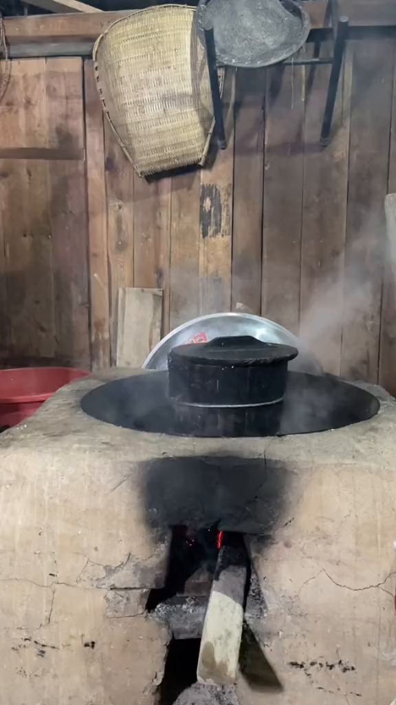 你们喜欢吃机器打的还是人工打的糍粑呢?在我们苗寨过年打糍粑去拜年是不可少的我的乡村生活山里