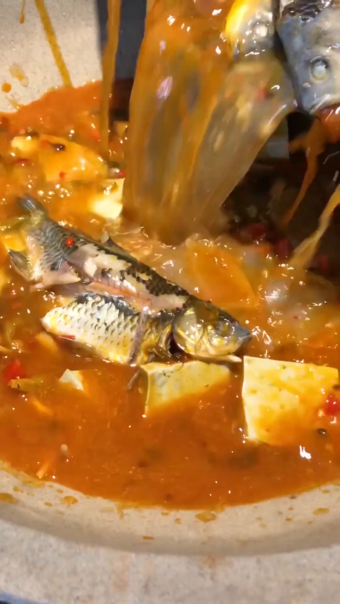 泡椒石锅土鲫鱼配方:黑豆腐220克、海白菜100克、魔芋150克、白糖3克、姜蒜各15克