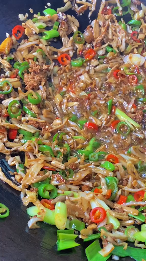 这个坛三样是有朴豆角卜辣椒和朴扁豆三合一的坛子下饭菜