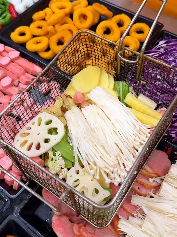 特色干锅焖饭,烤肠饭、鸡排饭、里脊饭等菜品自由选