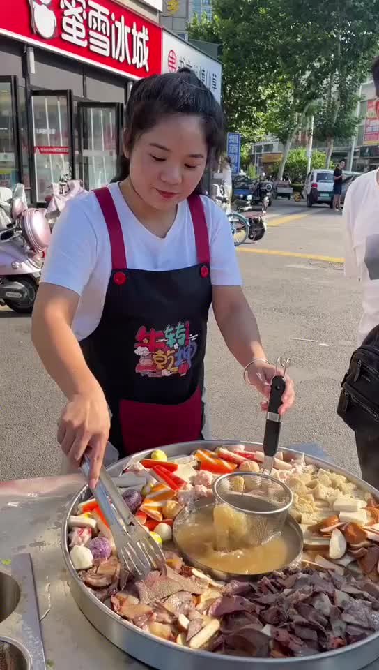 大锅开锅沸腾喷泉牛杂车麻辣烫汤面车流动摆摊车