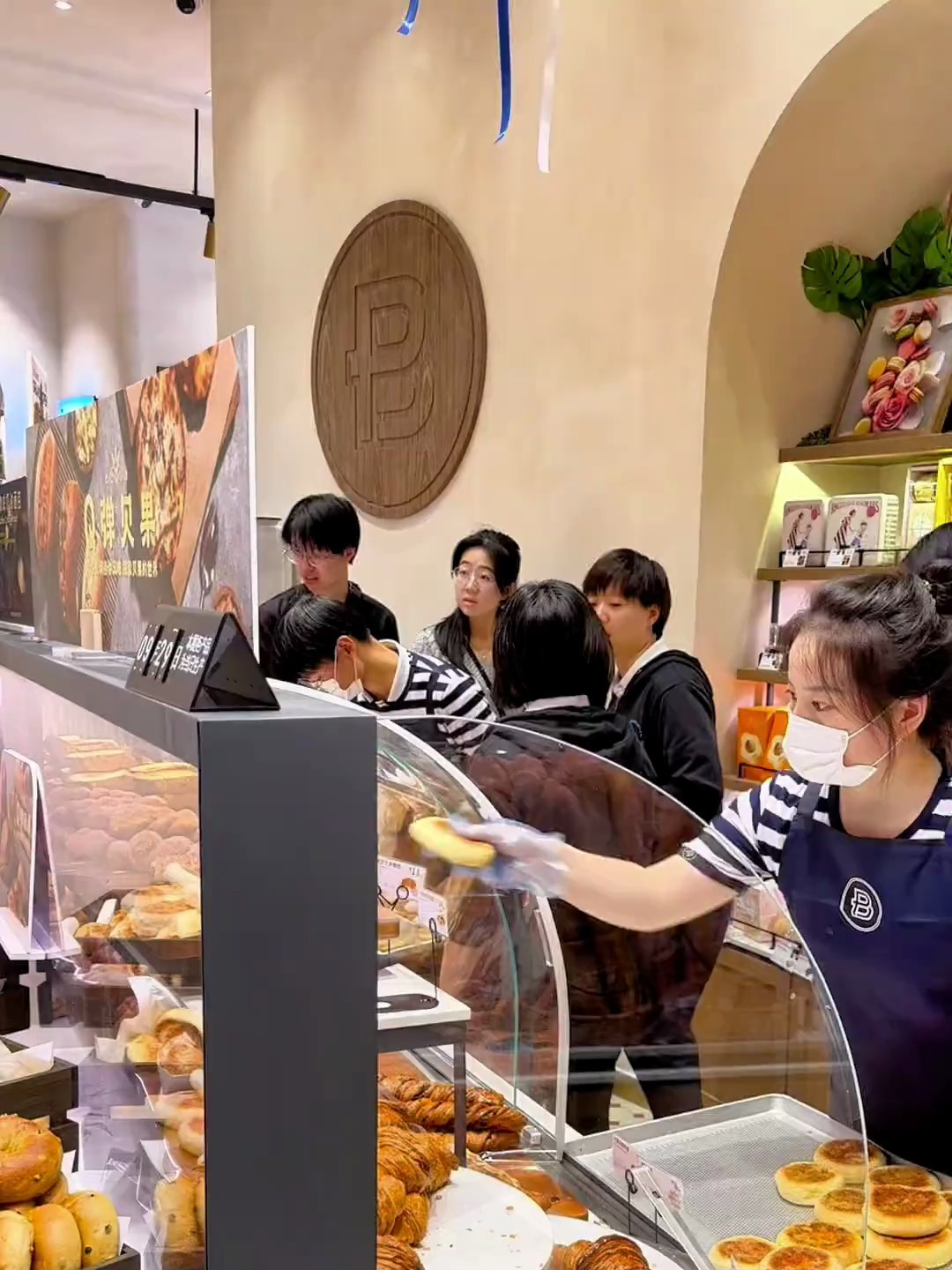刷到的朋友可以安排了 巴黎贝甜