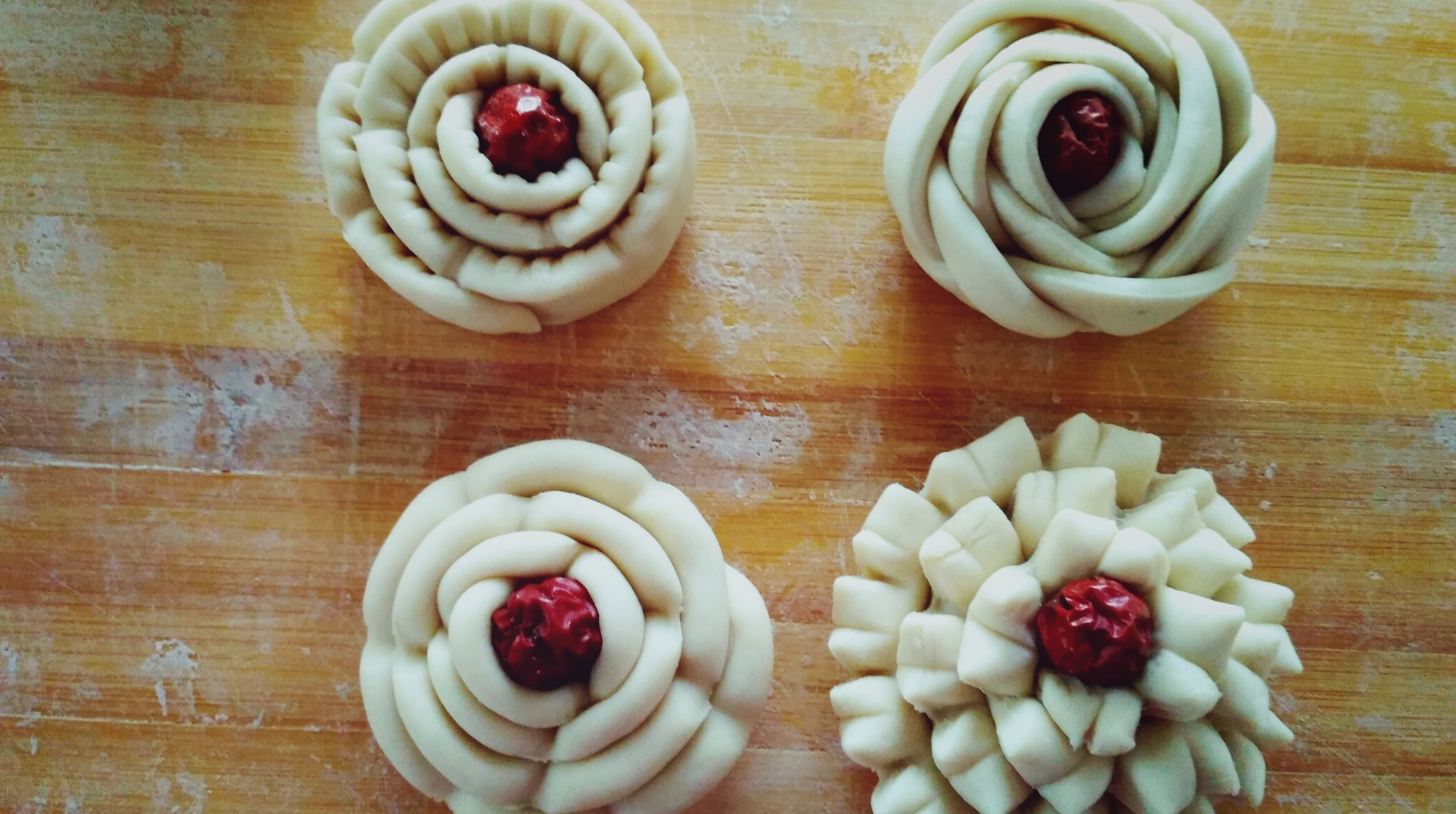 好看的花朵馒头其实很好做,一根面剂就搞定了,简单又好玩