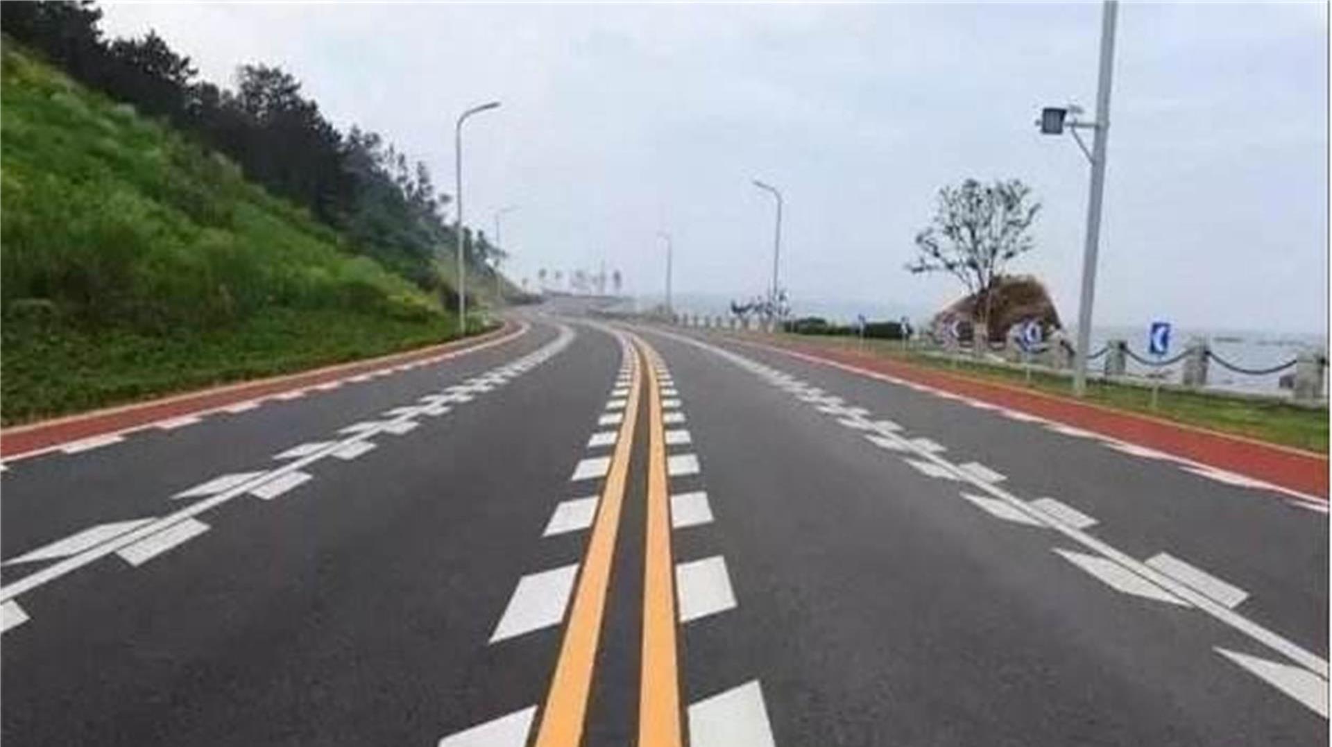 高速遇到“鱼骨线”怎么走?很多新手不懂,交警:扣你12分没商量