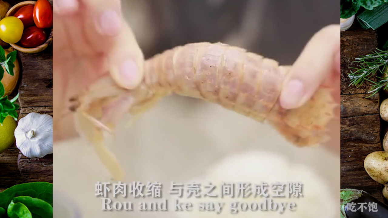 椒盐的咸味与虾肉的鲜甜相得益彰,最后记得来碗凉茶降火