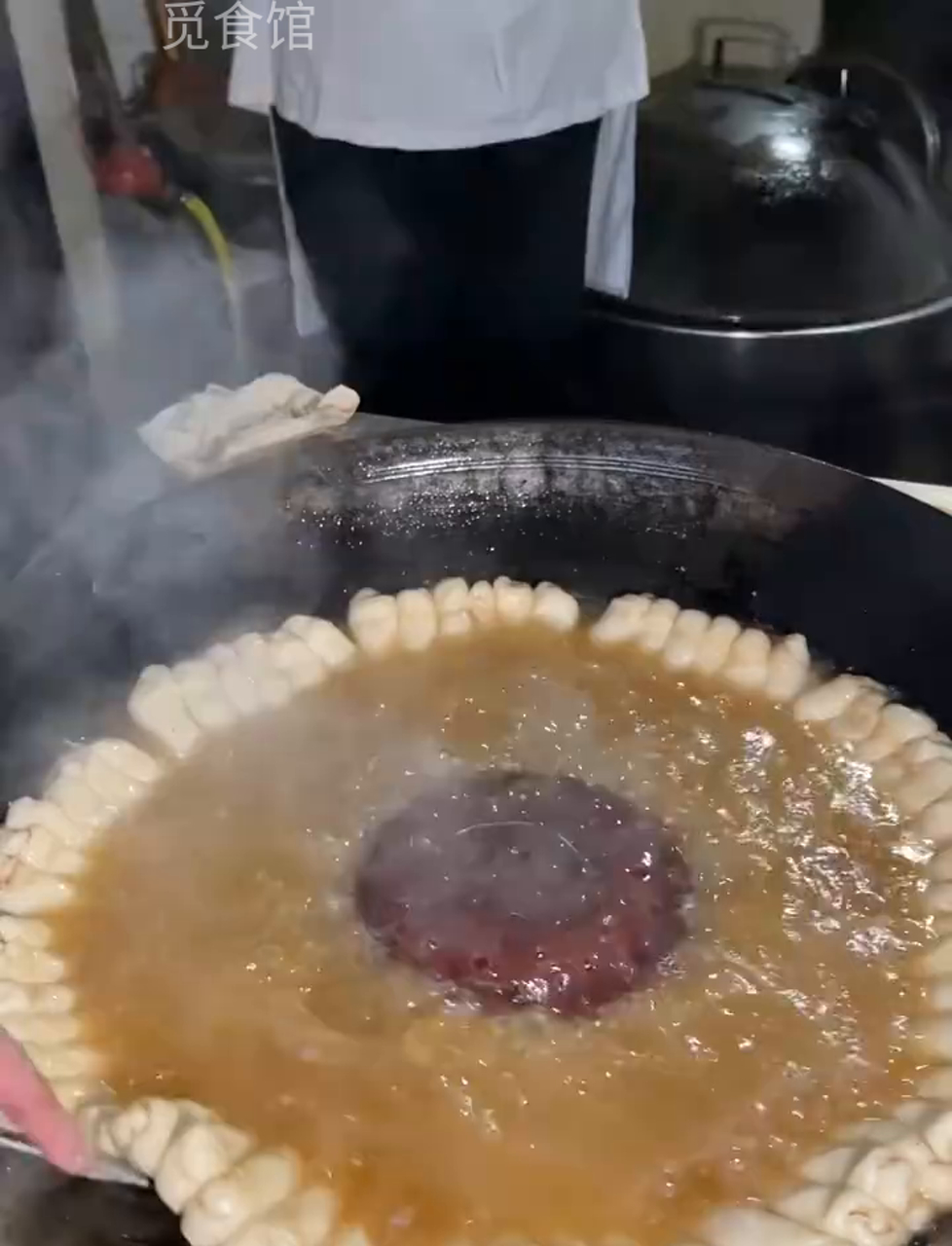 陕西汉中特色小吃锅贴,一块五一个,半锅油煎得香喷喷