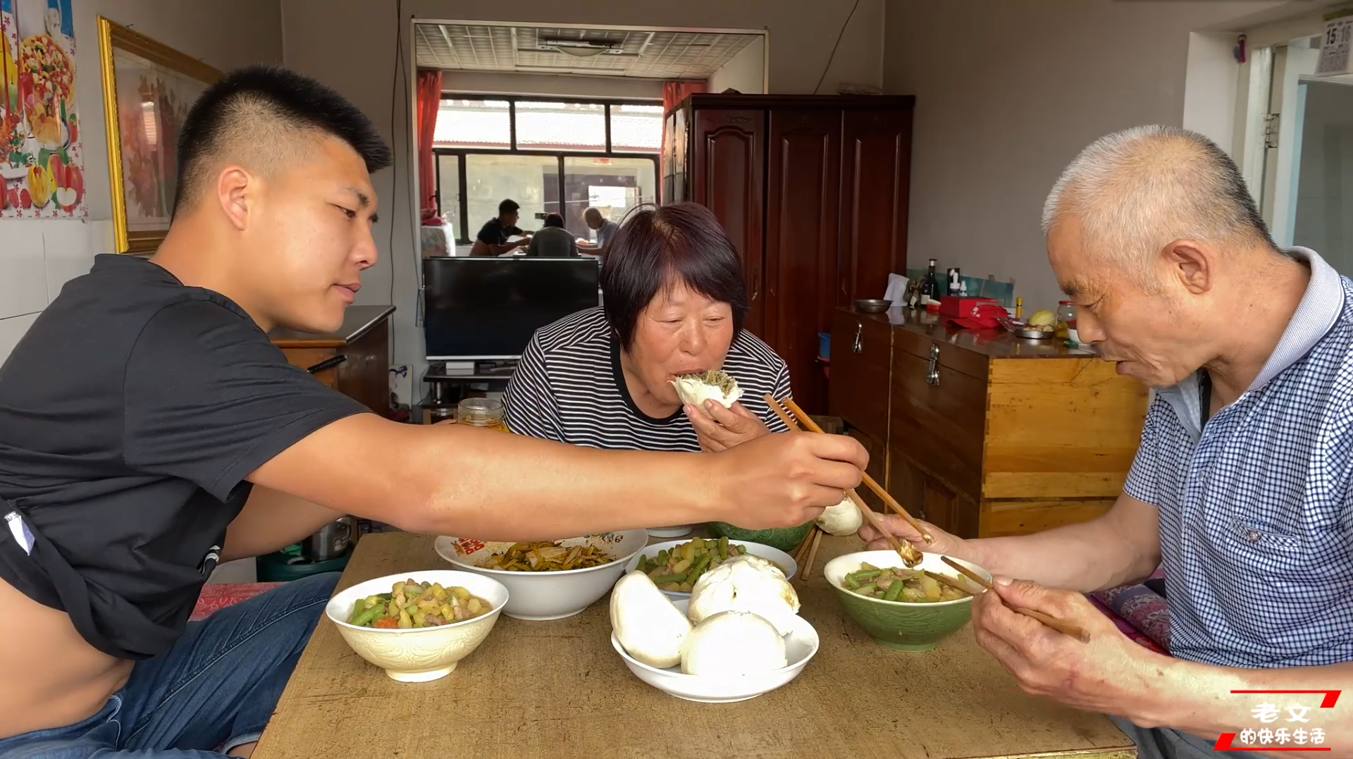 晋北农村午饭山药焖豆角,搭配上酱豆腐抹馒头,父亲直呼真有味
