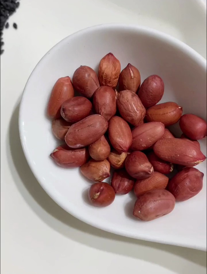 黑芝麻50g,腰果15g,花生20g,鹰嘴豆20g,山药20g