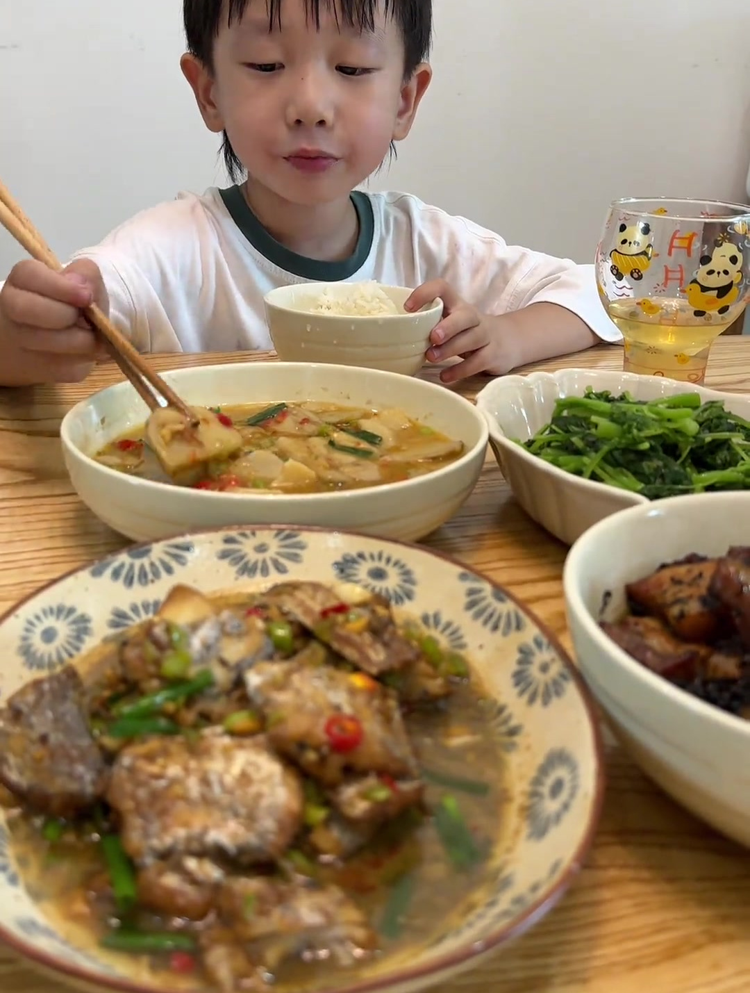 难得早起逛个早市,老家梅干菜扣肉的做法简单又好吃