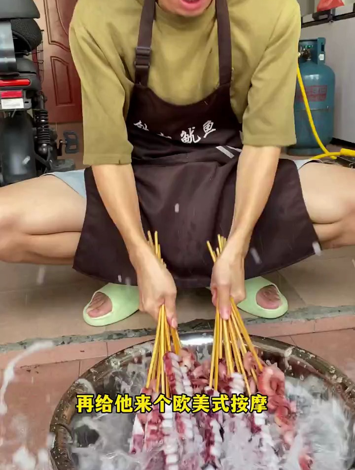 在广州摆地摊卖铁板鱿鱼是一种什么体验,今天就带大家全程看一下