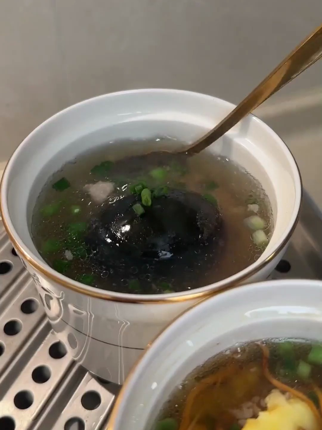 姥姥虽然没去过南昌,但是自己学着做了拌粉和皮蛋肉饼汤