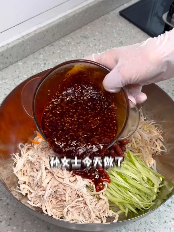 都去做这个糖醋麻辣鸡丝凉面!简直是夏日必备啊啊啊啊!