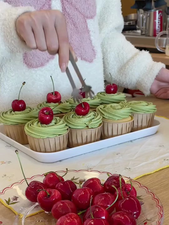 今天闺蜜搬家～悠闲的周末做了车厘子抹茶杯子蛋糕摩卡去找闺蜜玩