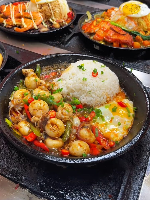 铁板烧米饭,一两分钟就可出餐,可堂食可外卖,各种肉类蔬菜搭配