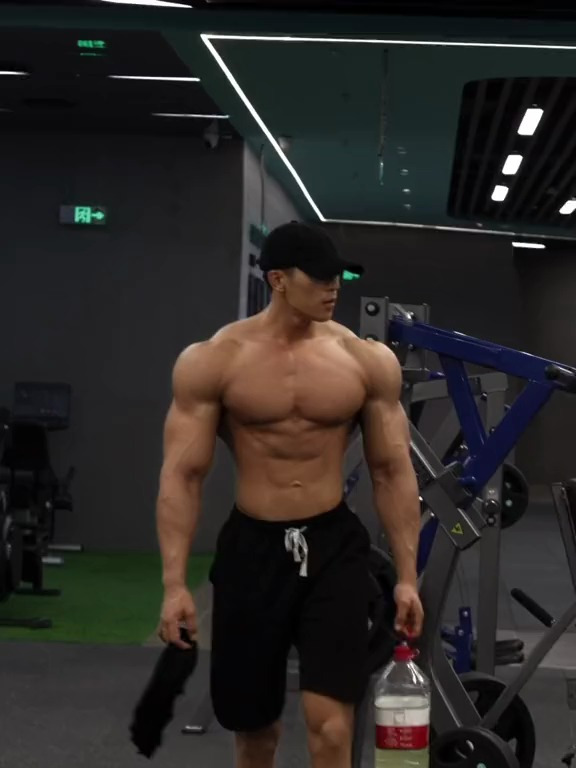 看看咱中国帅哥的身材,绝对的倒三角,帅气 肌肉男