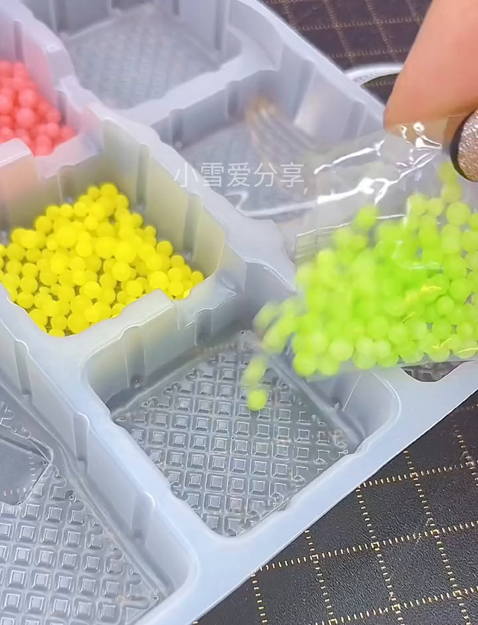 这巧克力棒糖太上头了,我得连吃十根才过瘾!