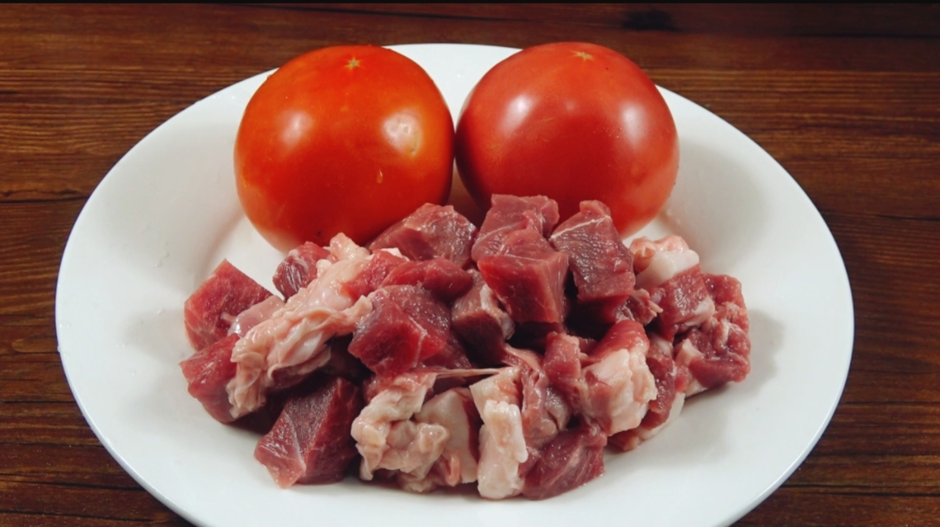 1斤羊肉,2个西红柿,倒在锅里,上桌连汤都不剩,解馋又过瘾