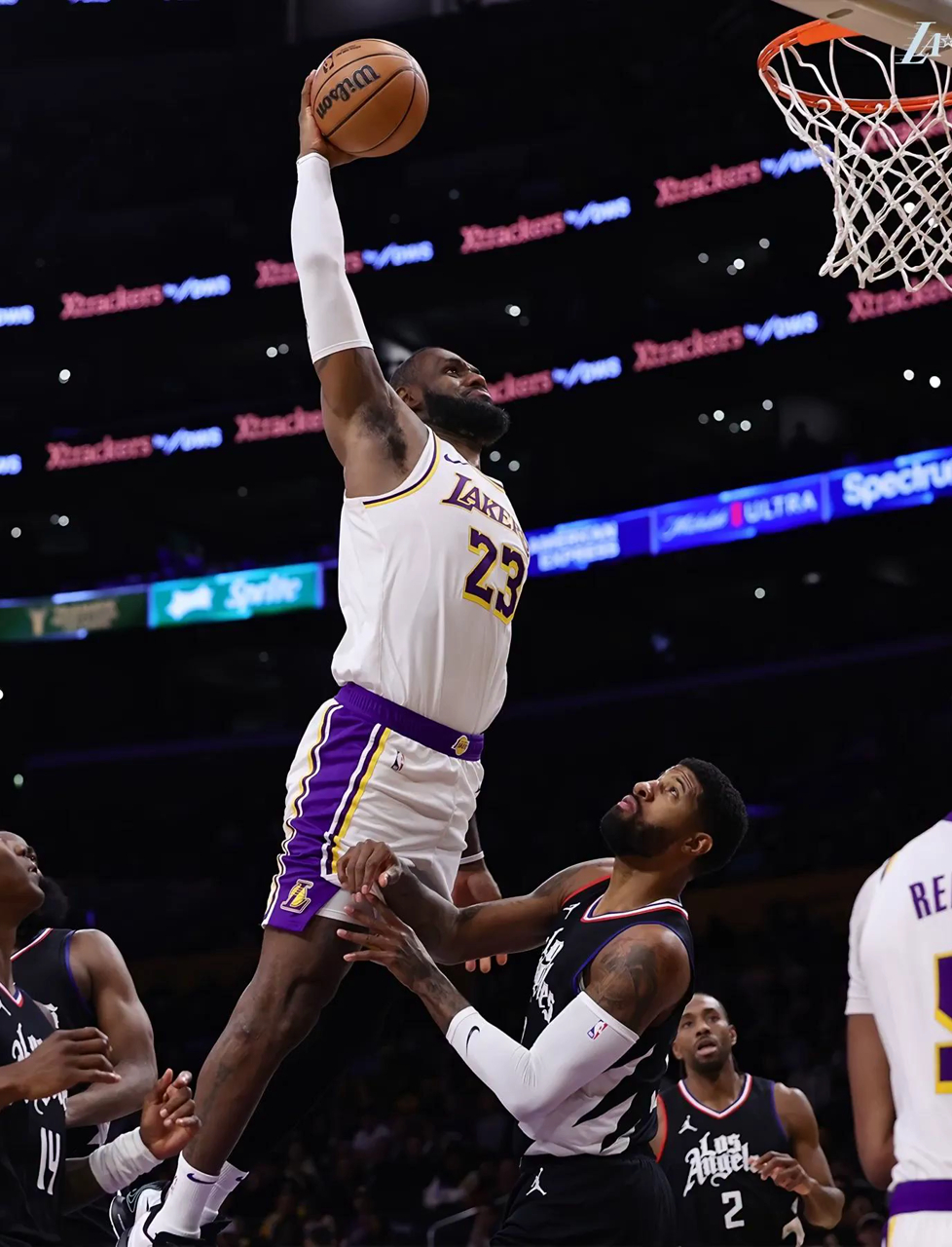 老詹霸气扣篮高清图!詹姆斯飞跃乔治手机背景,想要的哥们儿私我拿!